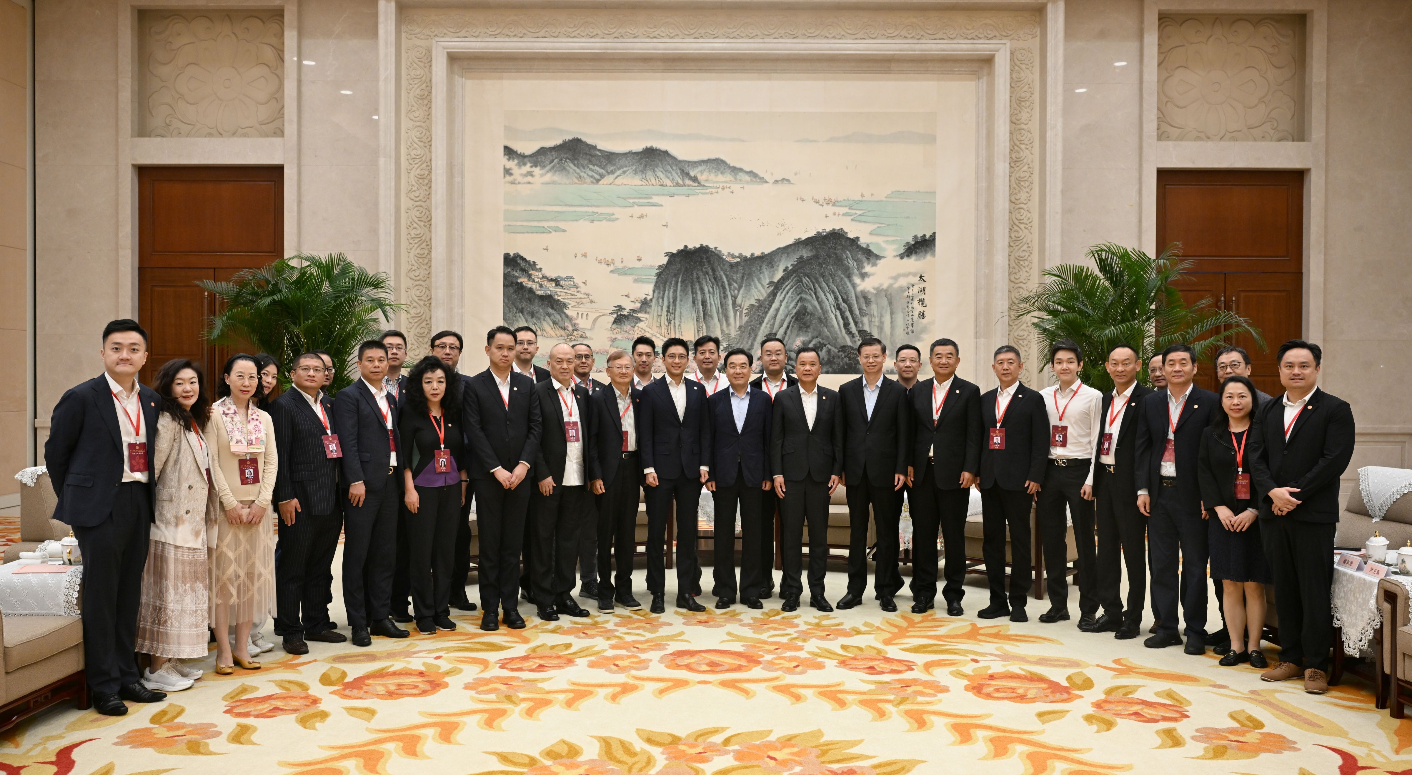 信长星许昆林会见港区省级政协委员联谊会考察团 谢承润参加座谈并发言