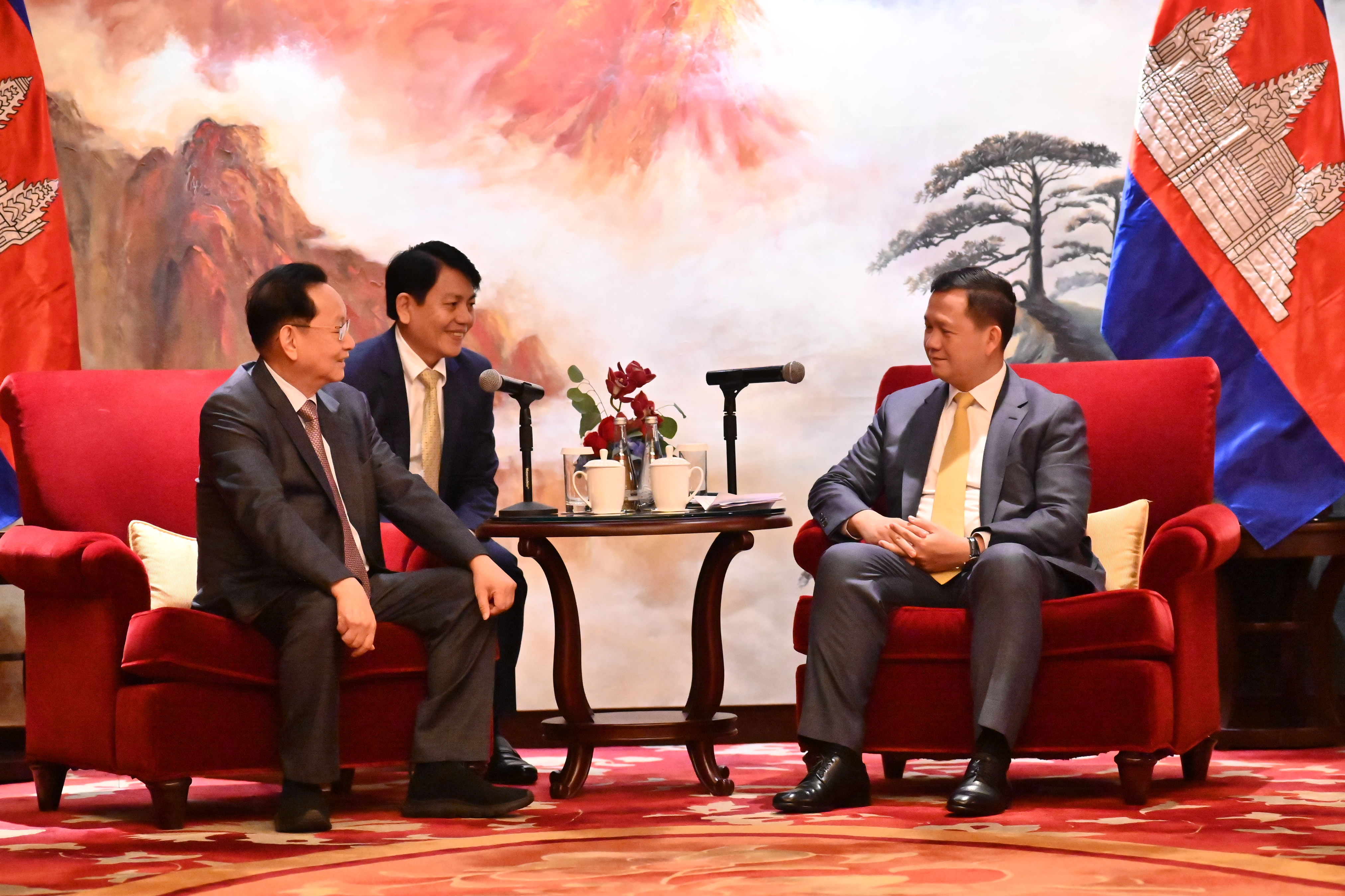 柬埔寨首相洪玛奈会见正大集团资深副董事长谢炳 表示将支持公司在柬投资项目