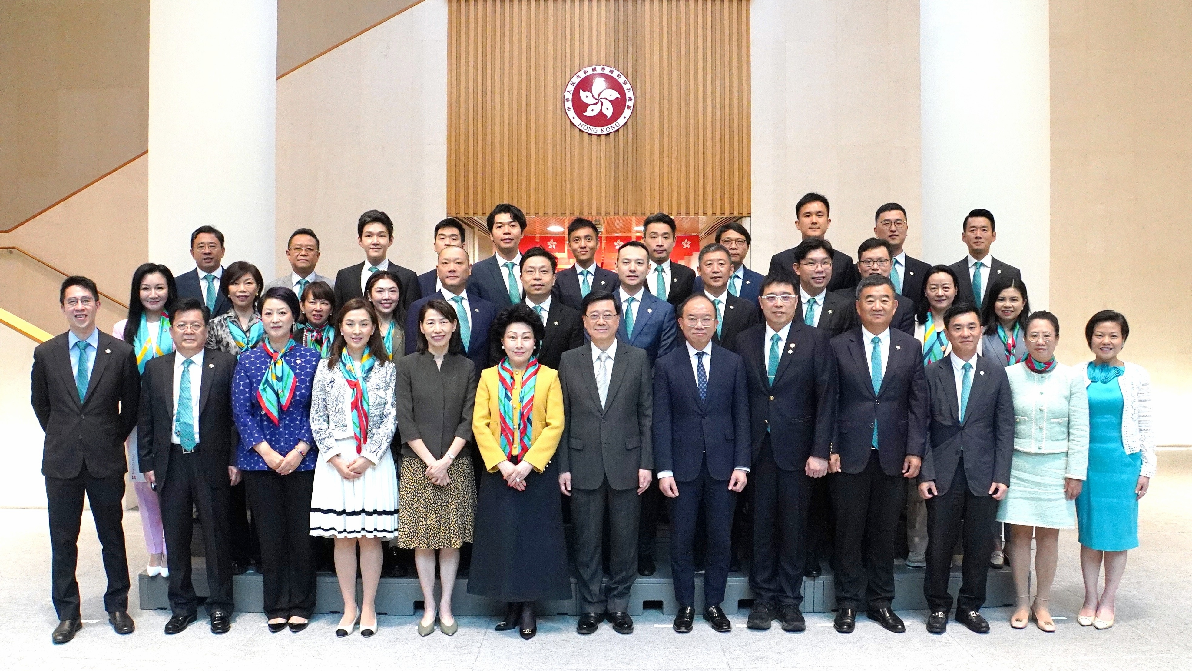 香港中华联谊会会长、正大制药总裁郑翔玲赴香港特区政府总部出席施政报告咨询会并提交建议书，中国生物制药首席执行长谢承润参加咨询会并发言。