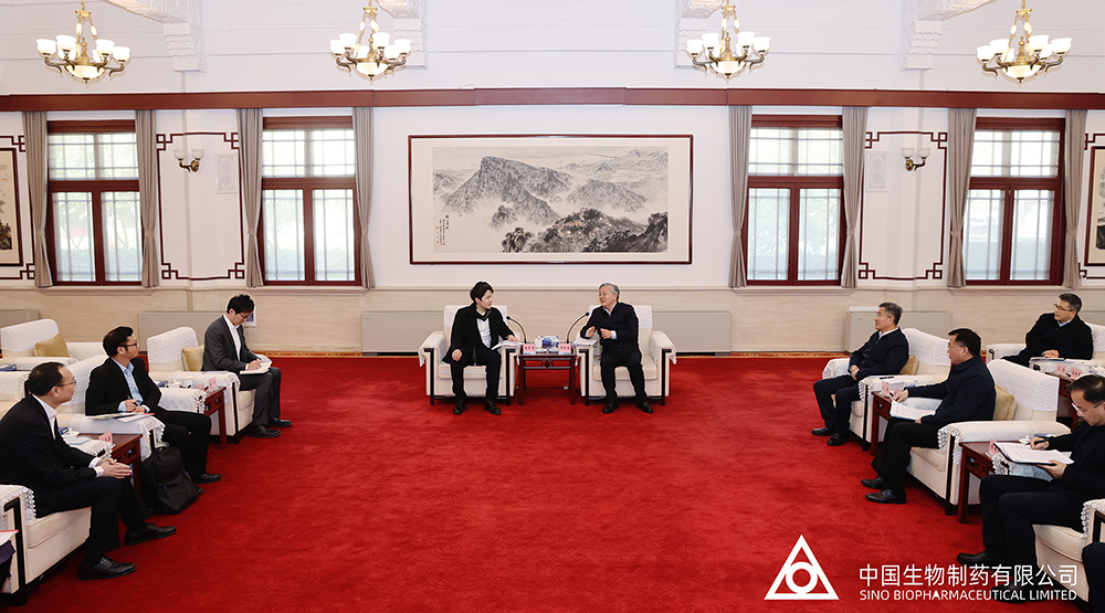 南京市委书记周红波会见中国生物制药首席执行长、正大天晴董事长谢承润。